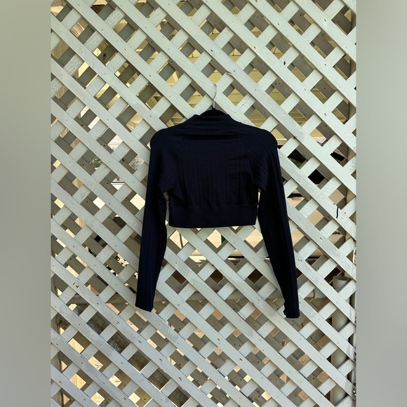 Alo Yoga long sleeve top - Picture 2 of 4